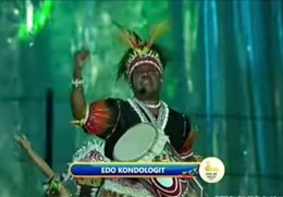 Artis Edo Kondologit membawakan lagu Aku Papua. Doc Sek  Presiden