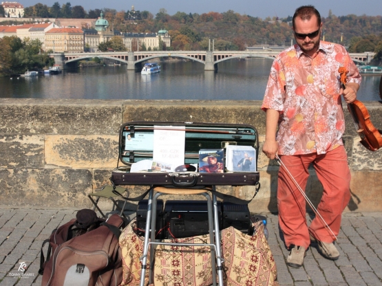 Pengamen jalanan yang bersiap dengan alat musiknya di Jembatan Charles- Praha. Sumber: dokumentasi pribadi