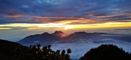 Lukisan sunrise di atas gunung Tujuh dilihat dari depan tendaku (Dokumentasi Pribadi)