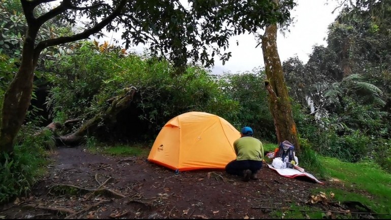 Mendirikan tenda di Shelter 1 (Dokumentasi Pribadi)