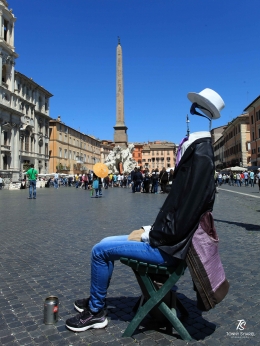 Pengamen di Piazza Navona- Roma dengan trik khusus pun tampil unik. Sumber: dokumentasi pribadi