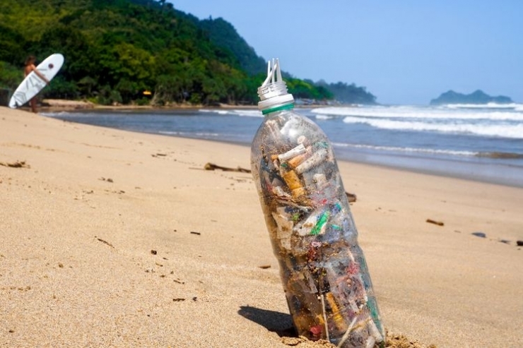 Ilustrasi sampah plastik dan puntung rokok yang dikumpulkan di pantai. (sumber: Dok. Shutterstock/Will Day via kompas.com)