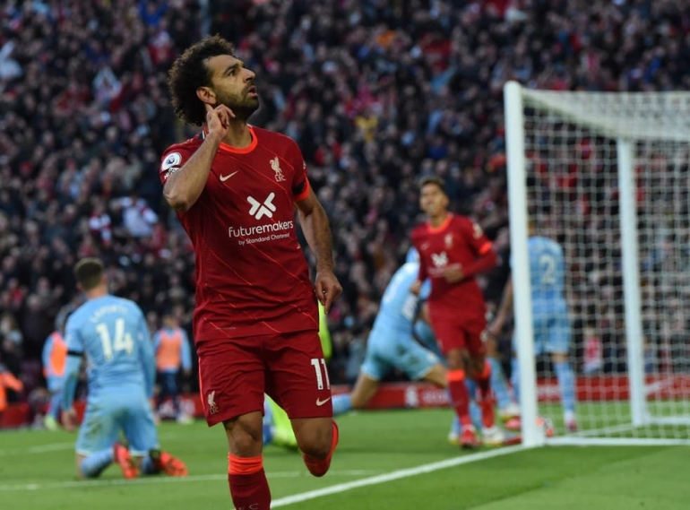 Mohamed Salah mencetak gol spektakuler saat Liverpool bermain imbang 2-2 dengan Manchester City di Anfield (3/10/Foto: The Independent/Getty Images
