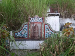 Makam kuno Tionghoa yang diduga sebagai seorang kapitan, di Amurang, Minahasa Selatan. Sumber Hendri Gunawan/Balar Sulut