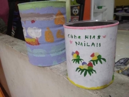 Kaleng bekas susu yang  dilukis Icha dan Nailah. (Foto : Elvidayanty)