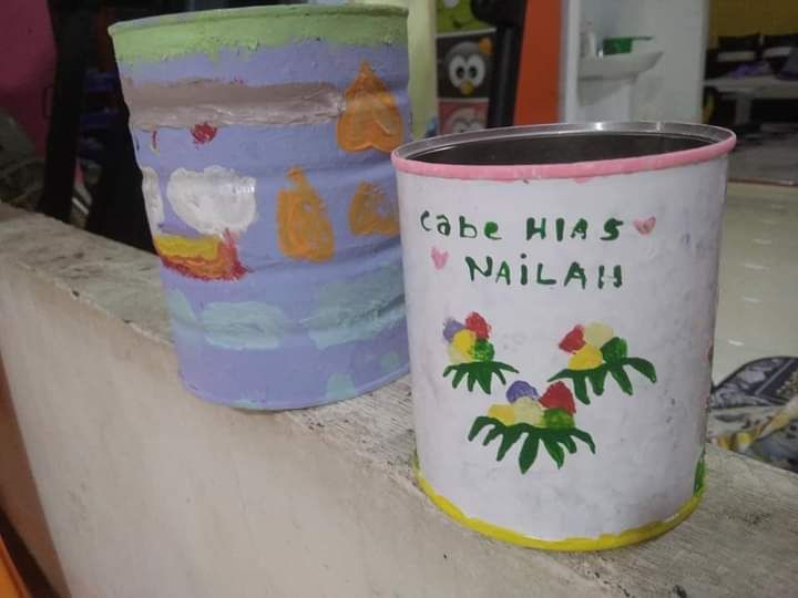 Kaleng bekas susu yang  dilukis Icha dan Nailah. (Foto : Elvidayanty)