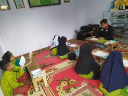 Bimbingan membaca Al-Qur'an kepada anak-anak di TPQ 