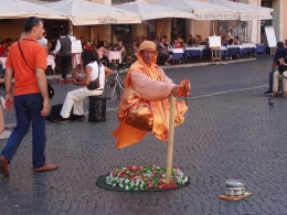 Pengamen yang tampil mengapung di Piazza Navona-Rome. Sumber: Jordi ferrer/Wikimedia