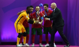 Presiden FIFA, Gianni Infantino menyerahkan trofi Piala Dunia FIFA pada Portugal: fifa.com