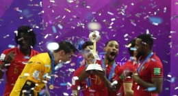 Euforia para pemain futsal Portugal dengan trofi Piala Dunia: fifa.com