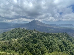 Pemandangan Gunung Batur dari Cafe Tegukopi (Sumber: Koleksi Pribadi) 