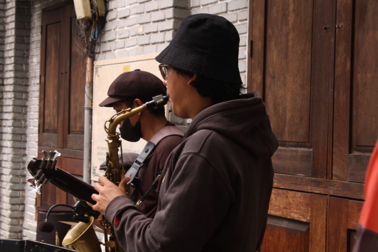 Musisi jalanan yang sedang menampilkan penampilan mereka/dokpri