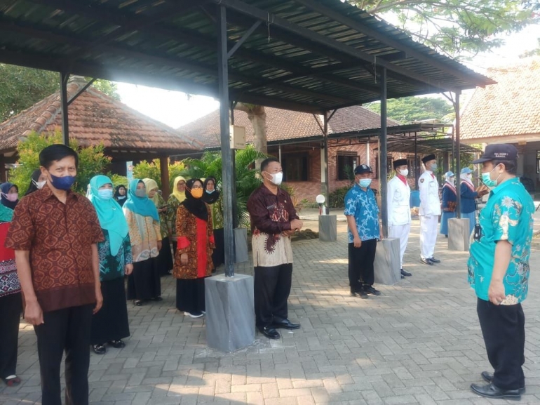 Dokpri. Apel Pagi Barisan Guru Berpakaian Batik. 