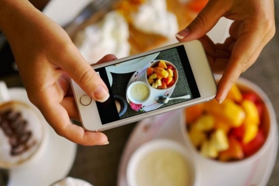 Trik ambil foto makanan pakai ponsel (sumber : kompas)
