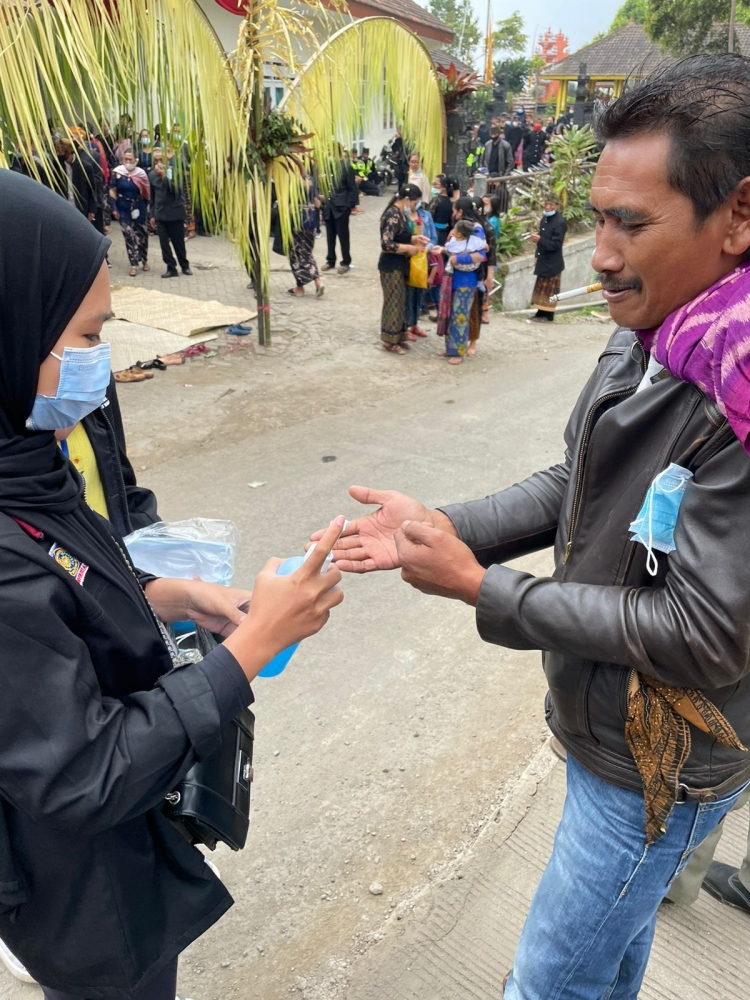 Memberikan hand sanitizer kepada salah satu masyarakat Desa Wonokitri. (08/09)