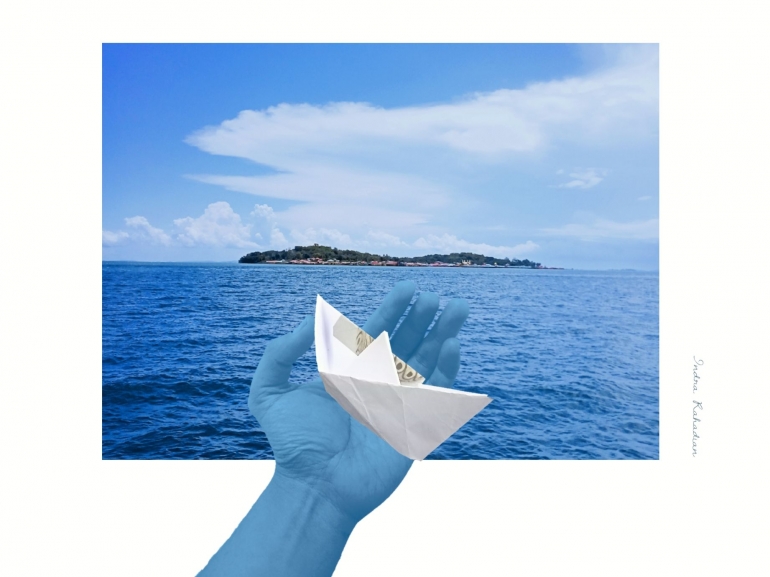Ilustrasi perahu kertas di atas tangan berlatar lautan (Gambar: Dokpri)