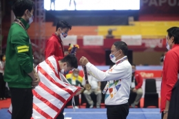 (Atlet DKI menerima kalungan medali Dok: kemenpora.go.id)