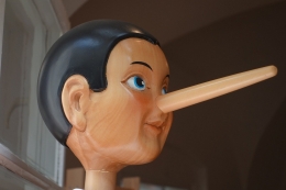 Ilustrasi seorang pembohong hidungnya akan menjadi panjang seperti Pinokio. Sumber: Roland Schwerdhöfer/pixabay.com