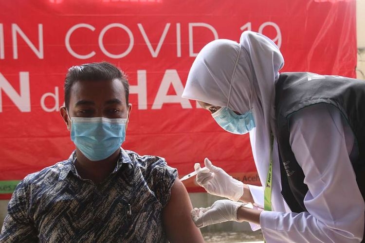 Aparatur Sipil Negara (ASN) dan tenaga kerja kontrak di lingkungan Pemerintah Aceh menjalani penyuntikan vaksin Covid-19 secara massal di Kantor Gubernur Aceh, Kamis (3/6/2021). Foto: Kompas.com/Raja Umar