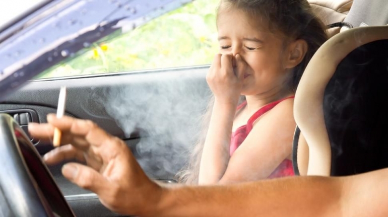 Tidak sedikit orang tua yang kurang menyadari bahaya merokok di dekat anak-anak/Foto: Shutterstock. 