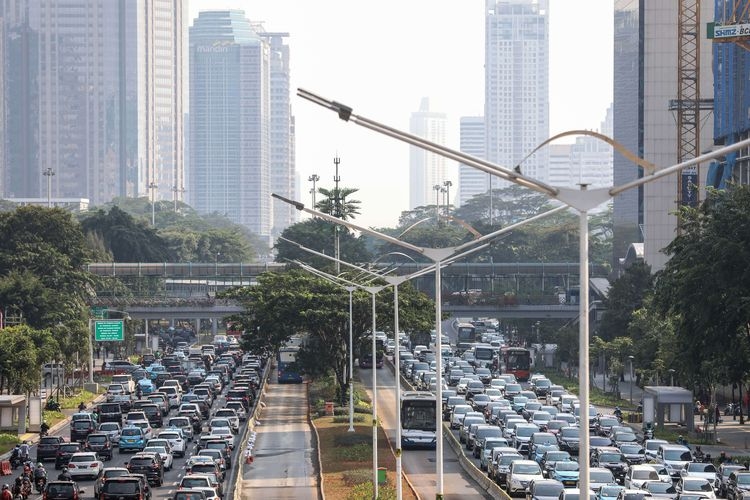 Kendaraan padat merayap dengan latar belakang gedung bertingkat yang diselimuti asap polusi di Jalan Jenderal Sudirman, Jakarta Pusat, Kamis (1/8/2019). Berdasarkan data situs penyedia peta polusi daring harian kota-kota besar di dunia AirVisual, menempatkan Jakarta pada urutan pertama kota terpolusi sedunia pada Senin (29/7) pagi dengan kualitas udara mencapai 183 atau dalam kategori tidak sehat.(KOMPAS.com/GARRY LOTULUNG)