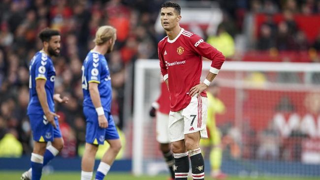 Cristiano Ronaldo kecewa ketika United ditahan Everton imbang 1-1 (Foto AP/Dave Thompson)