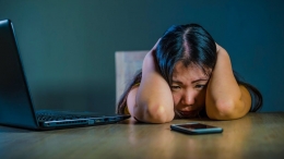 Tingginya angka kasus cyberbullying pada anak-anak dipicu oleh tingginya konsumsi internet pada anak-anak. Sumber: www.shutterstock.com 