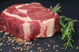 ilustrasi daging sapi yang menghasilkan emisi karbon lebih tinggi dibanding bahan makanan lainnya | image by tomwieden from pixabay