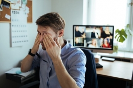 Ilustrasi seseorang mengalami zoom fatigue, kelelahan karena terlalu banyak mengikuti rapat virtual. Sumber: Kompas.com