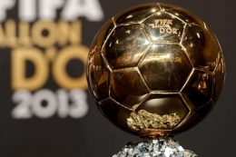 Trofi FIFA Ballon d'Or. (AFP/FABRICE COFFRINI via Kompas.com)