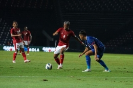 Kushedya Hari Yudo yang sedang melindungi bola adalah pemberi asis yang berujung gol kedua Indonesia yang dicetak Evan Dimas: PSSI via Kompas.com