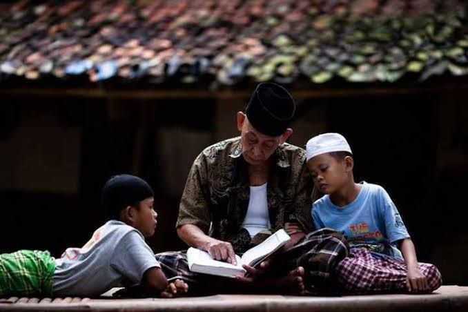 Seorang guru ngaji ditiap-tiap kampung, mendedikasikan hidupnya dengan mengajarkan anak membaca, tanpa harus dibayar jasanya|ilustrasi : Alif.id