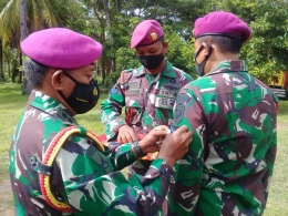 Danpuslatpurmar 7 Lampon Letkol Marinir Dodik Eko Siswanto menyematkan pangkat baru ke anggotanya/Dokpri