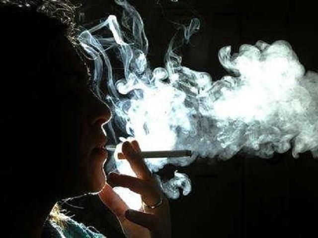 Ilustrasi lelaki yang merokok di tengah malam-foto: Reuters/liputan6.com