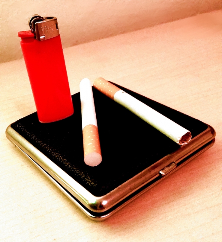 Ilustrasi rokok dan korek api. | via: pixabay