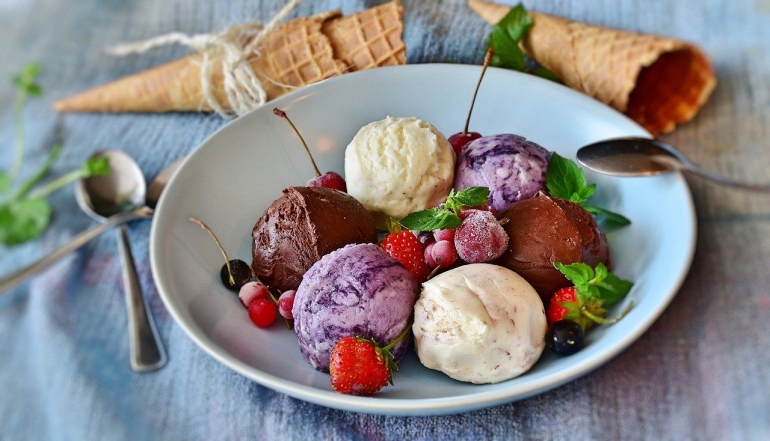 Es krim yang sangat nikmat untuk dinikmati kapan saja. (Sumber: RitaE/Pixabay)