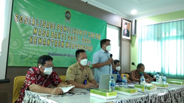 Ketua LPMK Wirogunan, Abdul Razaq menyampaikan Paparan dalam Sosialisasi Pemilihan RT/RW di ruang Rapat Mufakat, Kemantren Mergangsan (Dokpri)