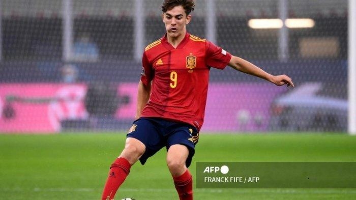 Pablo Gavi saat mengontrol bola di pertandingan Italia vs Spanyol di San Siro.| Sumber: FRANCK FIFE/AFP via solo.tribunnews.com