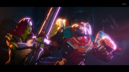 Senjata dan seragam Gamora yang identik dengan Thanos. Sumber : Disney+
