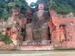 Patung Buddha Raksasa Leshan- China. Sumber: Ariel Steiner / wikimedia