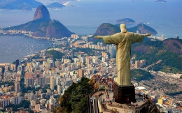 Patung Christ the Redeemer yang menghadap kota Rio de Janeiro- Brasil. Sumber: www.globaltourismforum.org