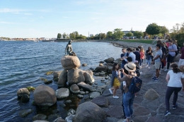 Patung Little Mermaid di Kopenhagen. Sumber: www.wanderdisney.com