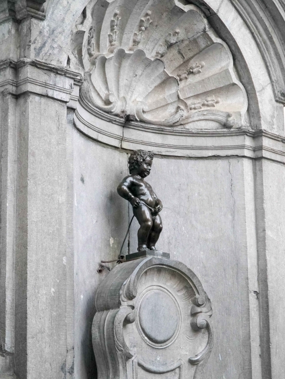 Patung Manekken Pis di Brussels. Sumber: dokumentasi pribadi