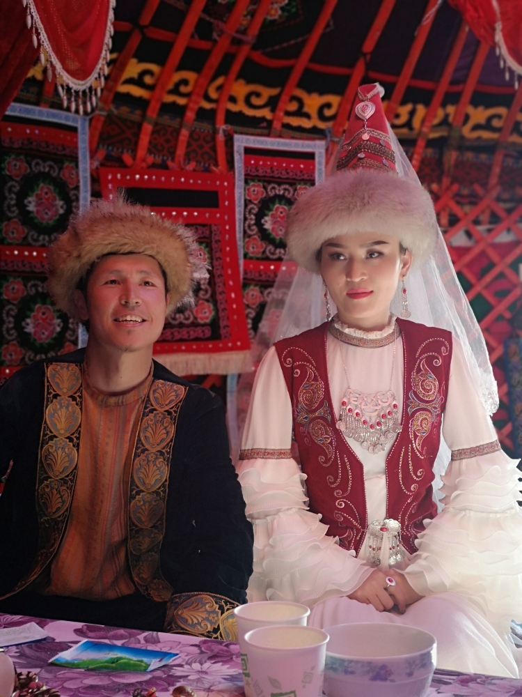Penulis bersama masyarakat sekitar suku Uighur (dokpri)