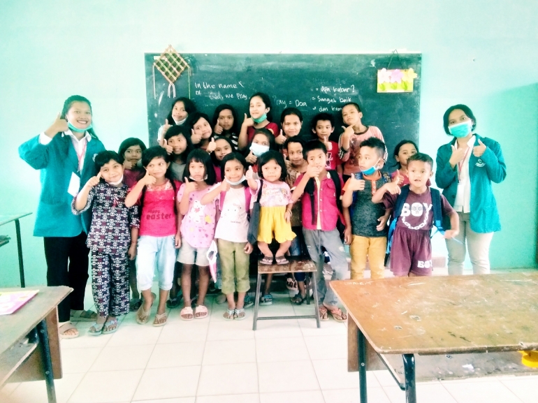 Foto bersama siswa SD Tinada saat KKN (Dokpri)