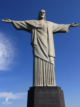 Patung Christ the Redeemer di atas puncak Corcovado. Sumber: dokumentasi pribadi