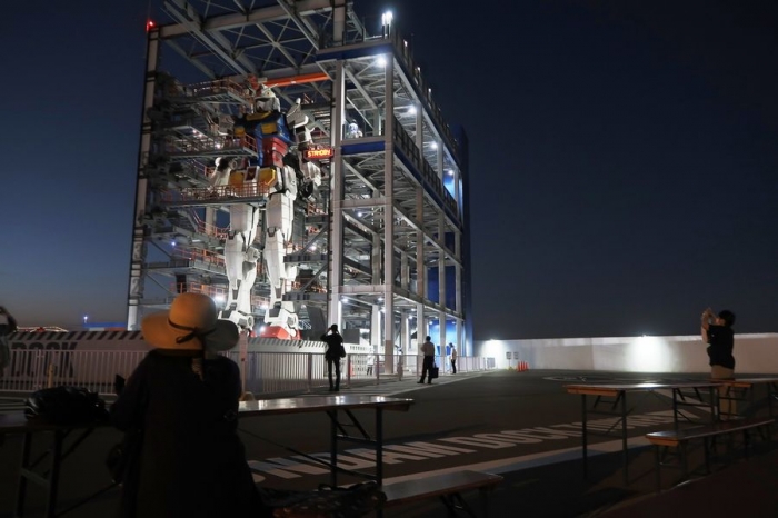 Duduk sambil minum kopi menikmati Gundam (dokpri)