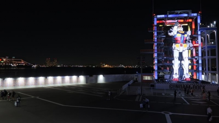 Gundam dengan latar belakang pantai Yokohama (dokpri)