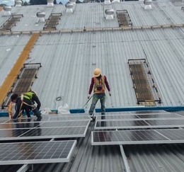 Pemasangan panel surya di pabrik (dok.infiafact/Ridwan Kamil Instagram)