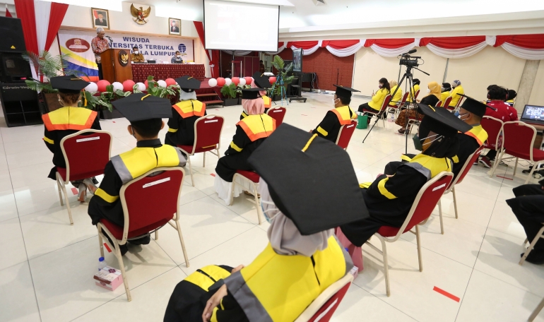 Suasana Upacara Wisuda UT di KBRI Kuala Lumpur, tanggal 9 Oktober 2021. (Dok. Pribadi).